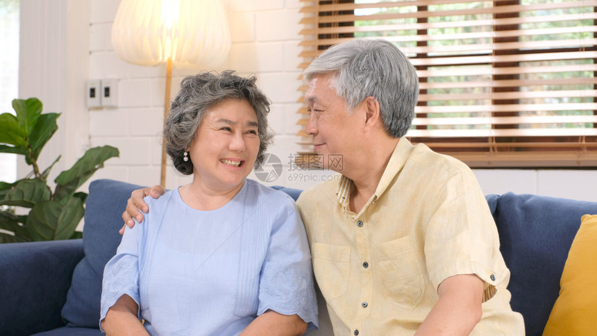 年长的亚裔夫妇在快乐的时刻家庭客厅背景人们情绪化老年亚洲拥抱图片