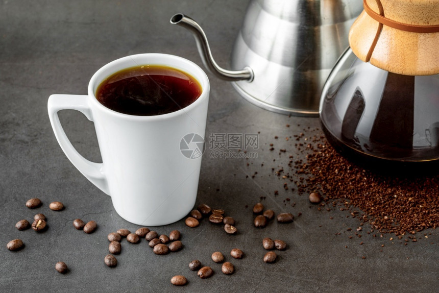 一种滴杯咖啡和第三代倒在石地板上的咖啡酿制设备上白色的图片
