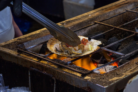 热的亚洲人海鲜烧烤扇贝用日本口味的裁剪选择焦点图片