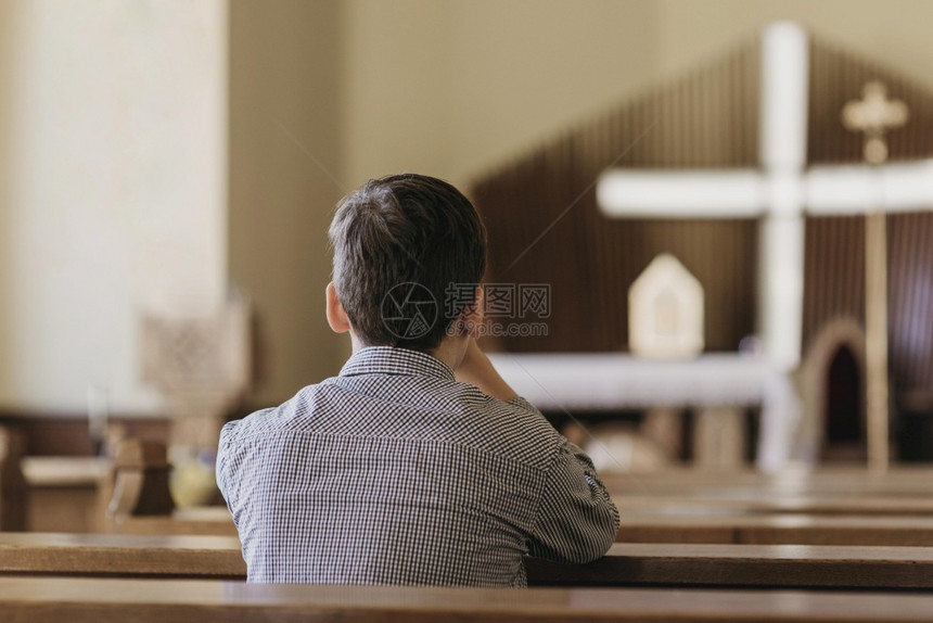 表扬精神高分辨率照片背影年轻男孩在教堂祈祷优质照片高品高品质照片安静图片