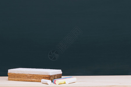 课堂教室里的黑板椅子空图片
