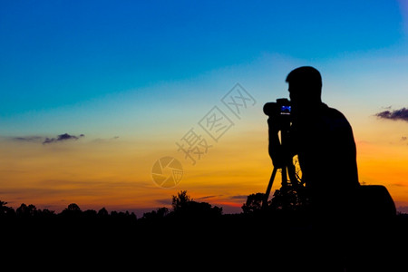山包日落背景的月光摄影师晚上图片