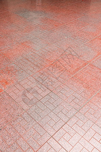 砖砌外部的地面红砖在人行道背景上铺石头图片