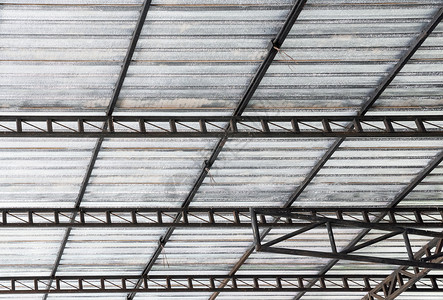 工厂大型仓库屋顶下有隔热薄板的钢铁架壁金属反射图片