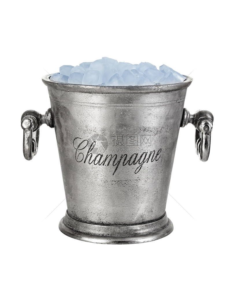 香槟桶装满了白色背景上的冰块假期液体铁图片