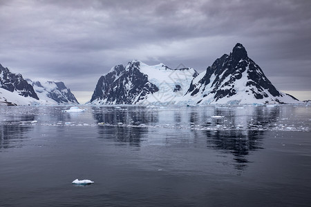 布里克南极半岛的美丽风景岩石冰雪和山以及漂浮的冰层全景方面偏蓝背景