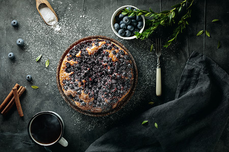 与美味的土制蓝莓馅饼平铺在黑暗背景上厨房马克杯甜点图片