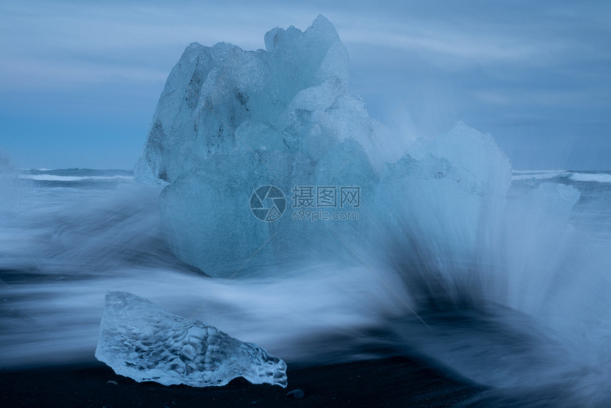 北欧的户外冰岛Jokulsarlon的暴风沙滩上冰山海浪图片