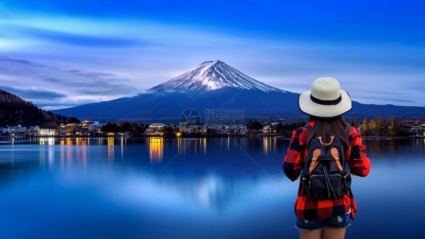 富士山下背包徒步的人图片