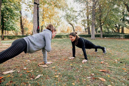公园运动健身的青年女性图片