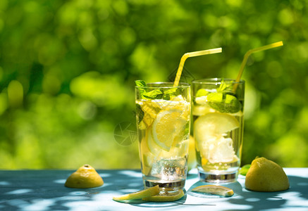 夏天鸡尾酒街上桌两杯自制柠檬水街上桌两杯自制柠檬水投手图片