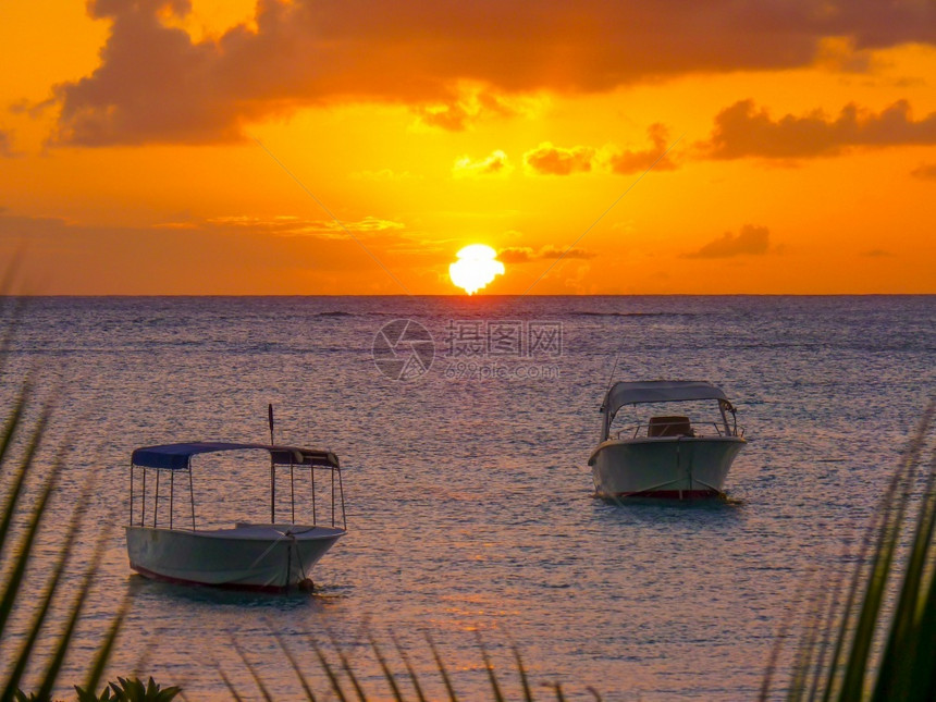 轮廓毛里求斯岛GrandBaie印度洋的日落松弛颜色图片