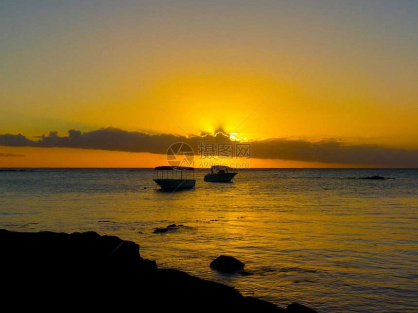 晴天毛里求斯岛GrandBaie印度洋的日落自然出图片
