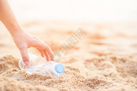 包裹水污染海上垃圾瓶子图片