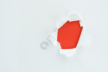 红色背景的废白纸浸入红底信息框架概念的背景图片