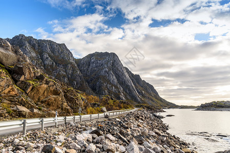 路边海岸线放松挪威有选择焦点蓝天空沿山和海的阿法特公路挪威图片
