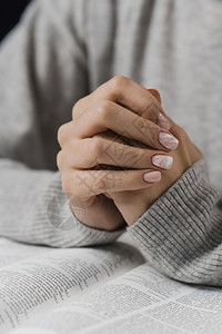 女用圣经祈祷手的姿势年龄指甲女化图片