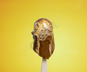 牛奶单身的小吃夏季天气炎热时融化的巧克力冰淇淋背景