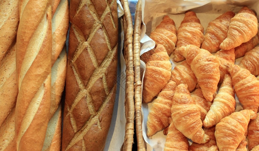 自助餐线上的法国面包和羊角柔软的新鲜面包店图片