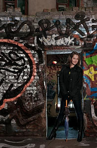 城市环境中的美丽女孩涂鸦废墟感的图片