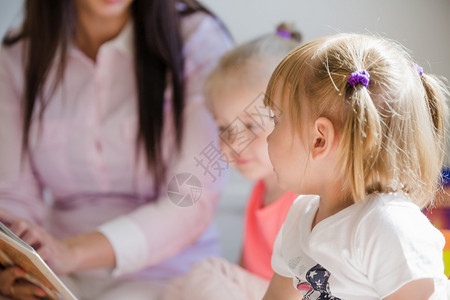 在幼儿园里的孩子们图片