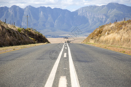 中心南非山前公路与中位地带的对称南非山区前面正沥青图片