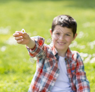 花儿子好的户外临时青少年男孩肖像图片