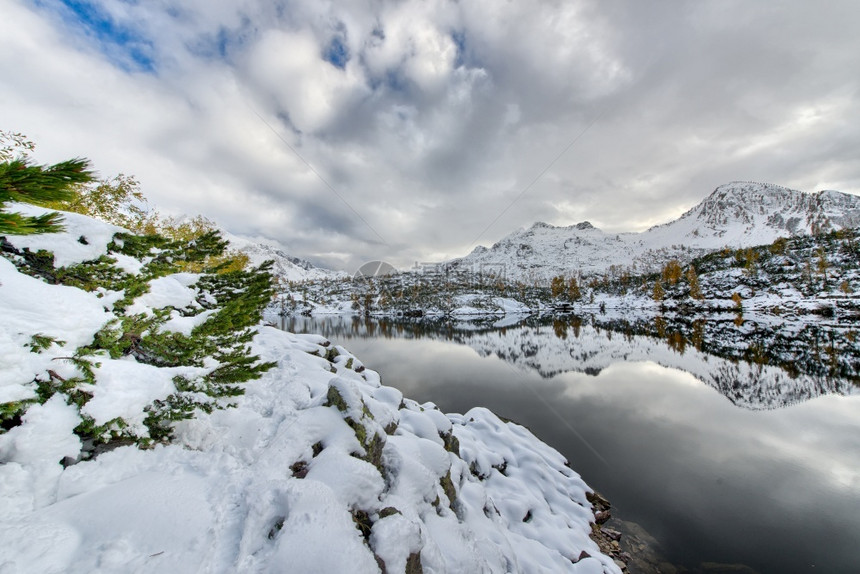 冬季白雪覆盖的湖泊风光图片