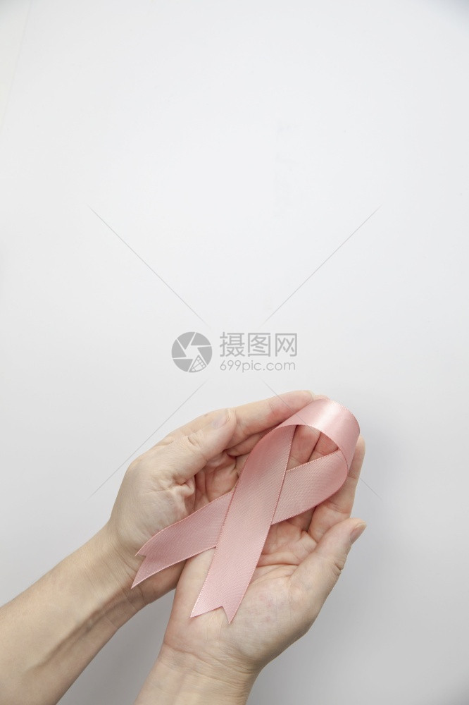 弓医疗的月灰色背景上拿着粉红丝带的女人顶视图乳腺癌意识概念女保健复制空间文本灰色背景上拿着粉红丝带的女人保健概念复制空间图片