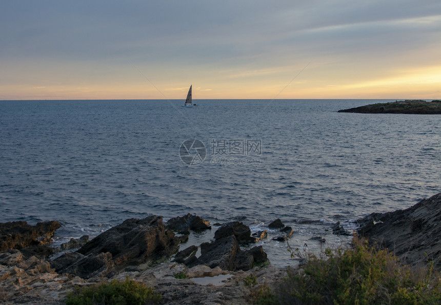 云景西班牙马略卡岛地中海日落时带帆船的海景地中日落时带帆船的海景目地离开图片