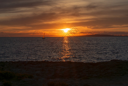 西班牙语马略卡岛地中海日落时帆船的景地中日落时帆船的景自然云图片