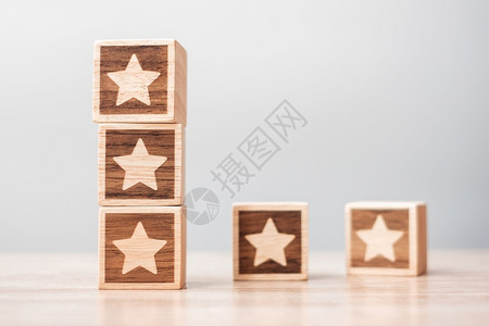 表背景上的星号块服务评级排名客户评论满意度价和反馈概念回优秀的产品图片