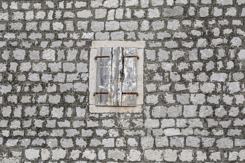 木头细节旧房子石墙窗户帘破碎的玻璃在轻木旧房屋石墙上窗户幕破碎的光木优质图片