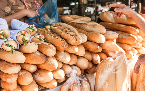 棍子面包三明治老挝在万象市一个湿润场出售Baguette或法国面包老挝风格销售可口背景