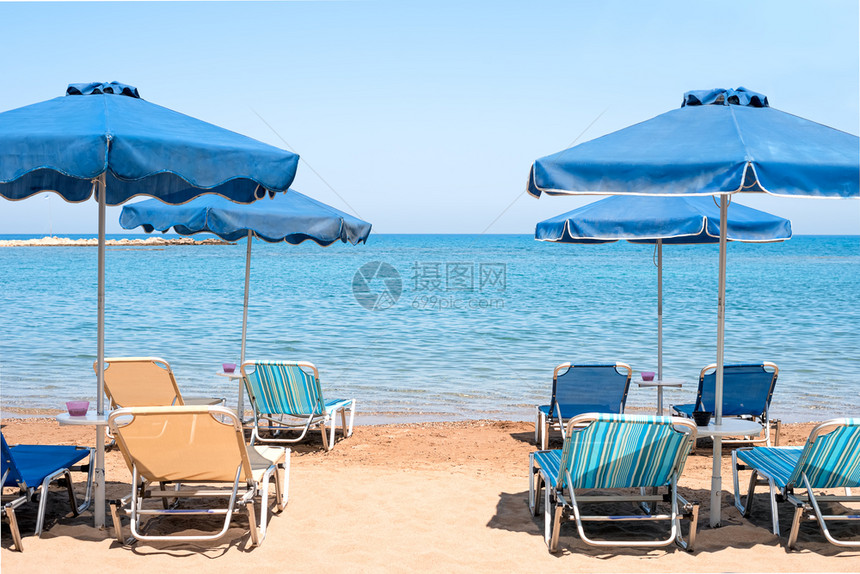 从海岸看透明的蓝色大海用亮的雨伞从海岸看透明的蓝色大海用的雨伞海洋采取假期图片