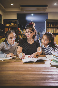 肖像在现代教室里笑着脸的亚洲青少年学生和女教师牙齿状知识图片