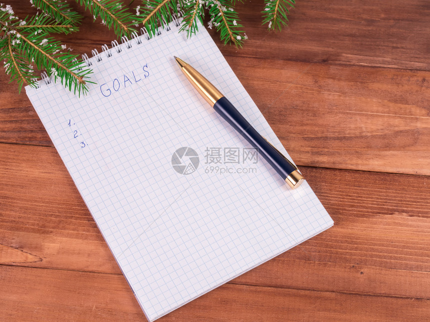 解析度用于撰写新年决议和目标的注纸用木背景并附有空间笔记本和新年木背景目标的皮树枝子成功分支机构图片