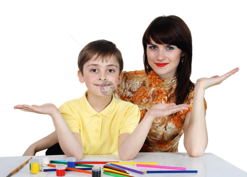 一个小男孩和年轻女白底带彩色铅笔的可爱美丽红色图片