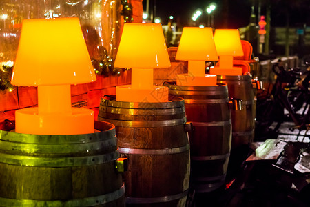 灯桶典型的户外露天酒吧装饰背景木制桶上立着明亮的红灯线村庄城市的背景