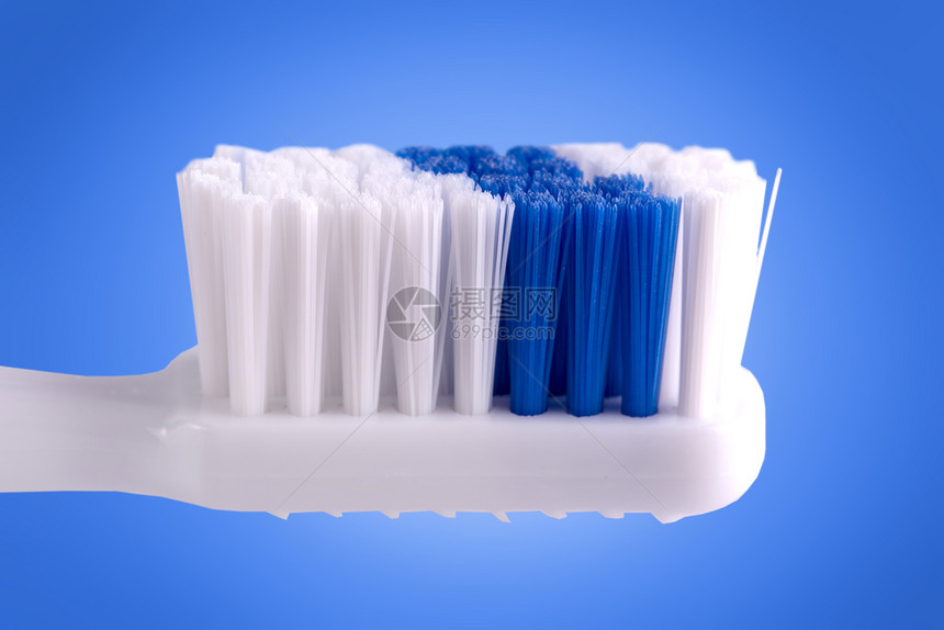 在蓝色背景上隔离的牙刷明亮健康浴室图片