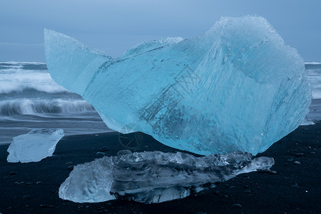 变暖冰岛约库尔萨隆钻石海滩的冰山沿暮图片