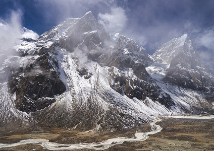 全景超过冰在尼泊尔喜马拉雅山珠峰基营长途跋涉的菲里切河谷上Taboche和Cholatse首脑会议图片
