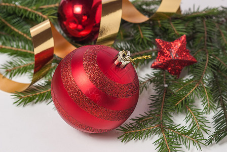 云杉圣诞背景的红球卷骨枝和蛇纹丝带螺旋冬天图片