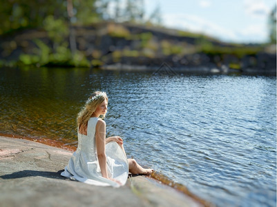 做梦身着白夏裙阳光明媚的夏日有吸引力的年轻女子欣德斯特伦美丽的图片