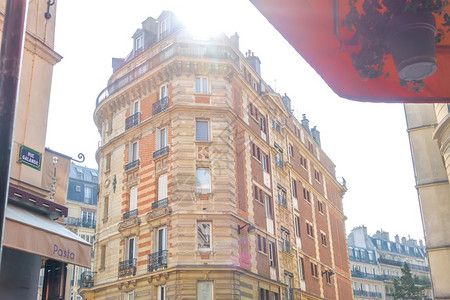 太阳中央早晨法兰西夏日清在巴黎加兰德街古老的高楼大图片