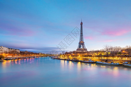 Eiffel铁塔和塞纳河法国巴黎黄昏时建筑学埃菲尔美丽的图片