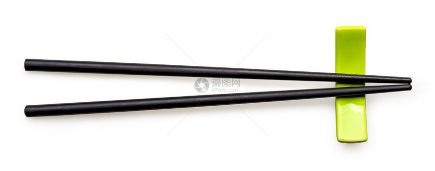 戳一顿饭在绿台上的黑筷子孤立在白黑棍子上站立食物图片