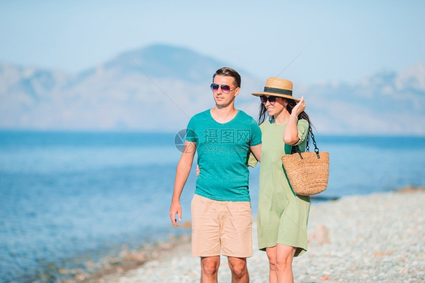 在海滩度假的快乐情侣暑假期间在白色海滩度假的年轻情侣游客热带年轻的图片