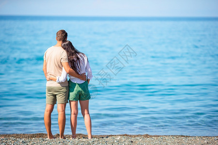 在海滩度假的快乐情侣暑假期间在白色海滩度假的年轻情侣宁静旅游闲暇图片