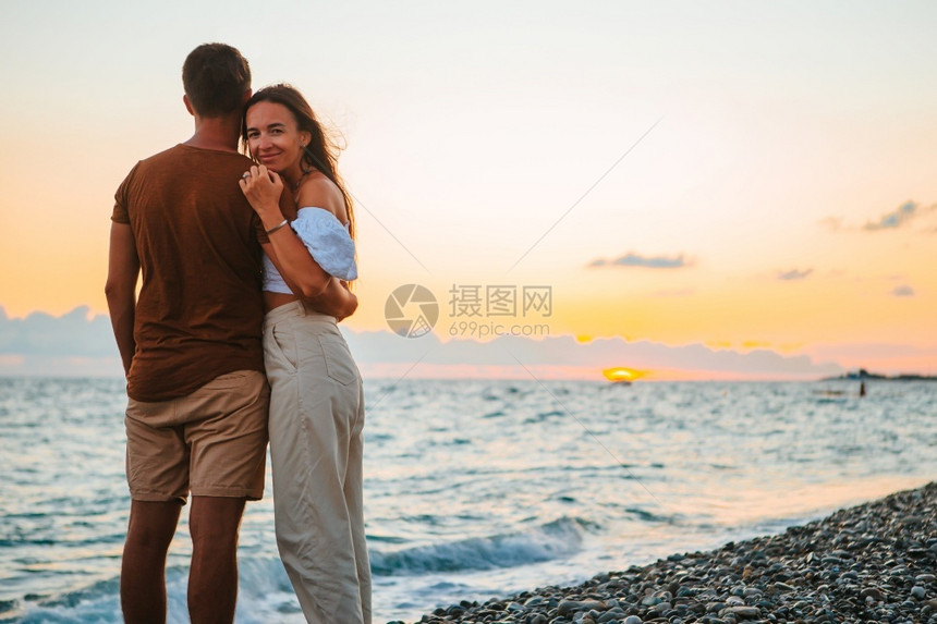 海边看日落的情侣图片